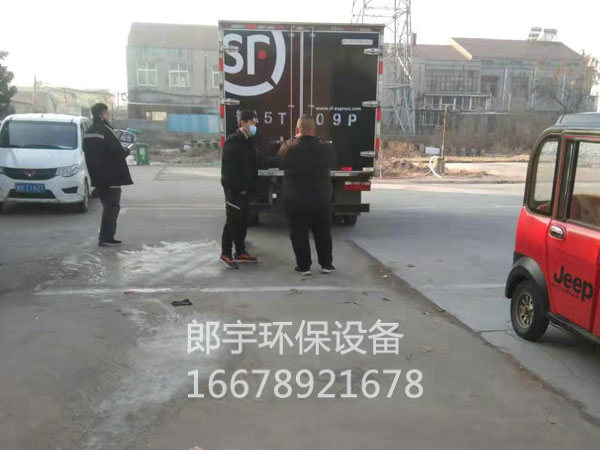 順豐專車?yán)蠹浳?/></p><p>濟(jì)寧郎宇環(huán)保設(shè)備科技有限公司年前發(fā)貨，順豐專車來(lái)廠拉大件環(huán)保設(shè)備</p><p>濟(jì)寧郎宇環(huán)保設(shè)備科技有限公司位于孔孟之鄉(xiāng)，禮儀之邦的山東省濟(jì)寧市，是國(guó)內(nèi)生產(chǎn)和銷售噴嘴、噴槍和噴霧設(shè)備的綜合性企業(yè)。多年來(lái)我們致力于為化工、環(huán)保、電子、電站等行業(yè)提供高品質(zhì)的產(chǎn)品與服務(wù)。</p><p>我們擁有數(shù)控生產(chǎn)設(shè)備，可以根據(jù)客戶要求與使用環(huán)境定制工程聚丙烯，陶瓷，合金，進(jìn)口303,304或316不銹鋼噴嘴。</p><p>，<br/></p><div   id=